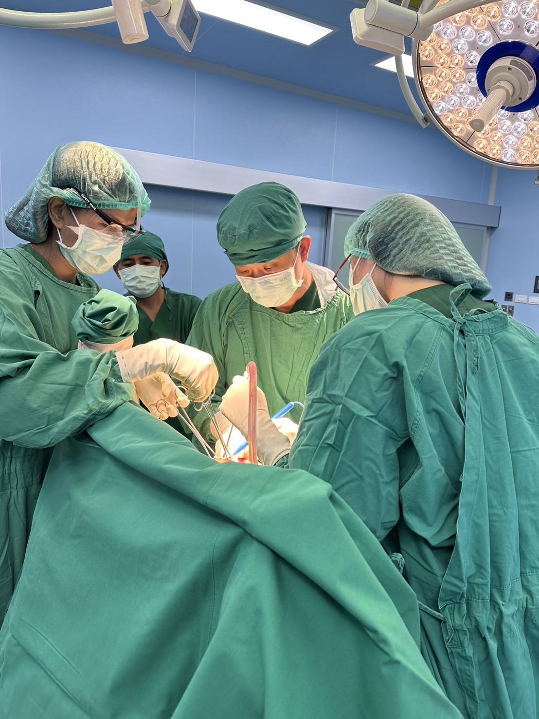 ร่วมเป็นวิทยากร โครงการสอนและสาธิต (Coaching) การผ่าตัดเต้านมแบบสงวนเต้านม (Breast Conserving Surgery: BCS) และการผ่าตัดสร้างเสริมเต้านม (Breast Recon...