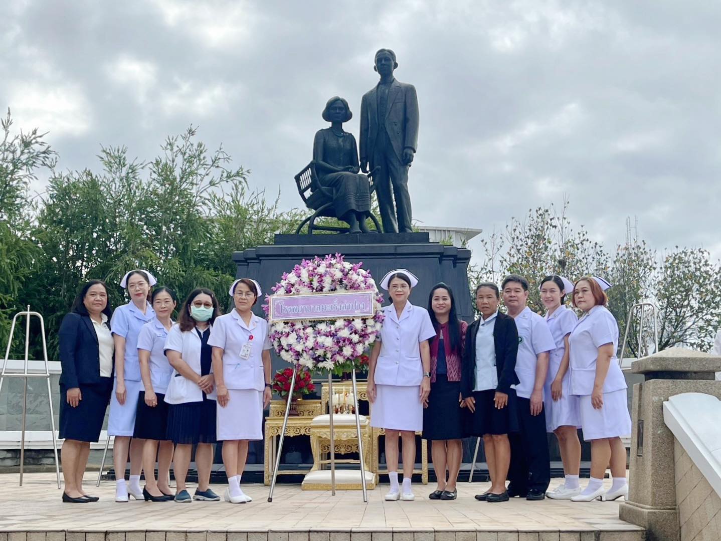 คณะเจ้าหน้าที่ข้าราชการ โรงพยาบาลมะเร็งลำปาง เข้าร่วมงานรัฐพิธีวางพวงมาลา เนื่องในโอกาสวันมหิดล ณ บริเวณพระราชานุเสาวรีย์สมเด็จพระมหิดลตลาธิเบศร อดุลย...