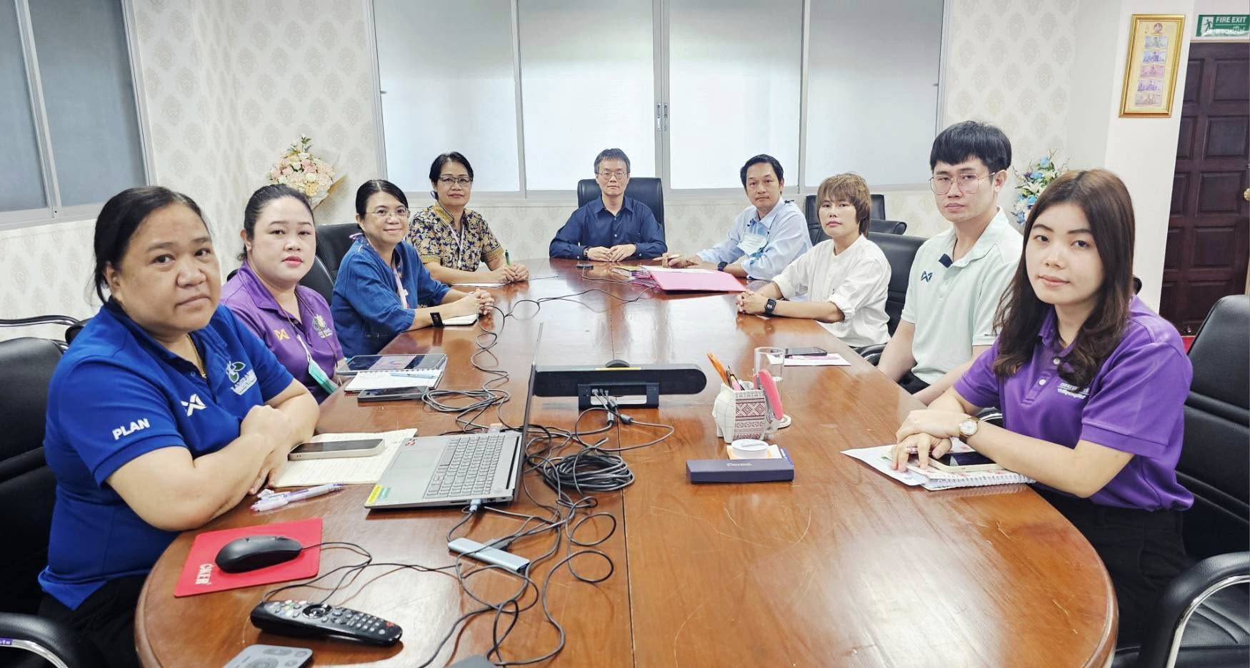 นายแพทย์ณัฐพงศ์ วงศ์วิวัฒน์  มีผู้เข้าร่วมรับฟัง ประกอบด้วย นายแพทย์ถาวรัฐ เรือนโรจน์รุ่ง รองผู้อำนวยการด้านการพัฒนาระบบสุขภาพ  นางสุรีย์รัตน์ พวงสายใ...