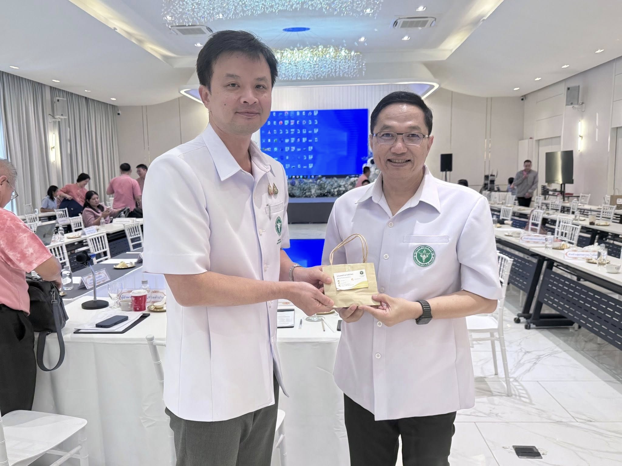 ผู้อำนวยการโรงพยาบาลมะเร็งลำปาง เข้ามอบของที่ระลึกเพื่อร่วมแสดงความยินดีแก่นายแพทย์สุวรรณ เพ็ชรรุ่ง เนื่องในโอกาสได้รับการแต่งตั้งให้ดำรงตำแหน่งนายแพท...