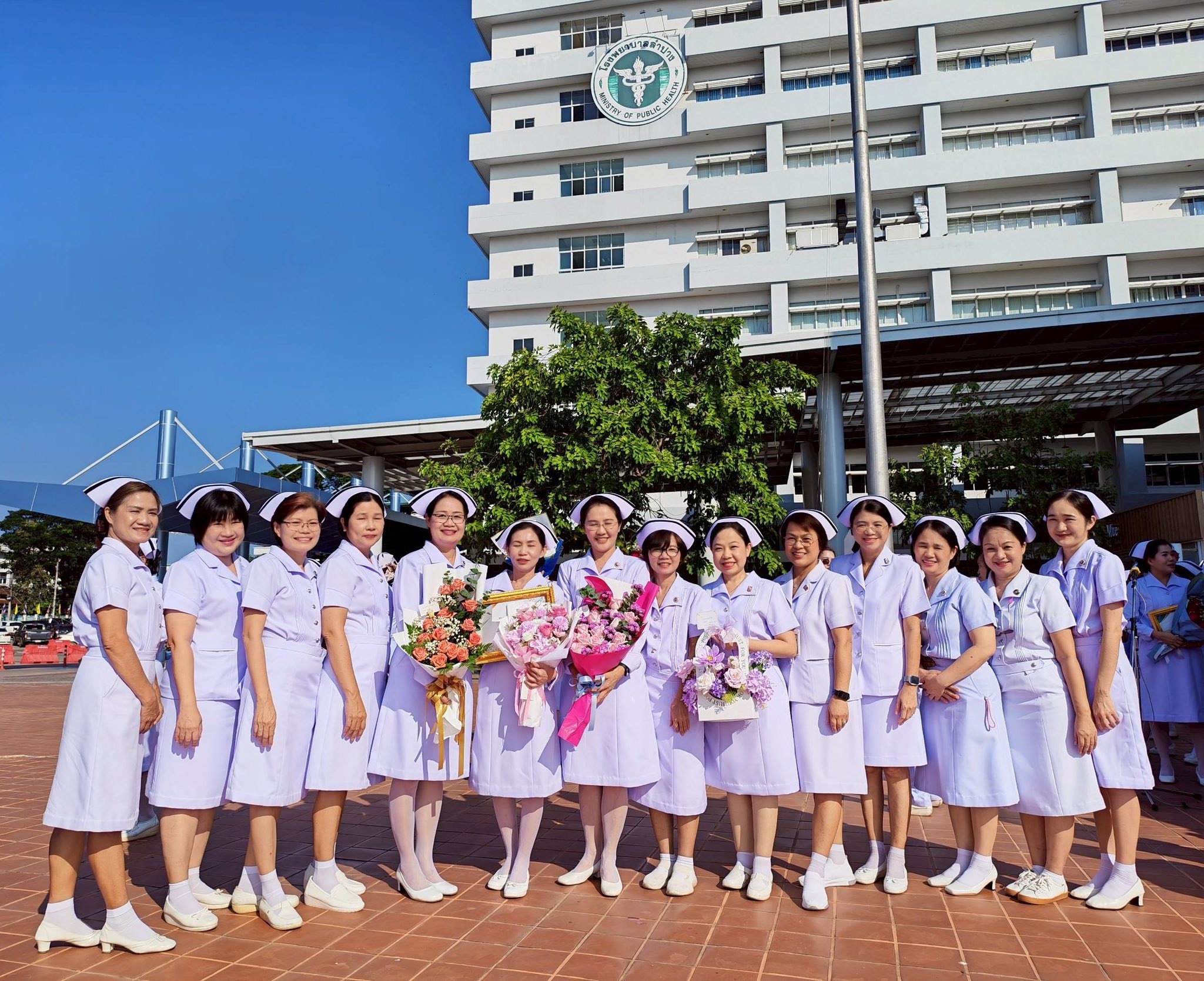 โรงพยาบาลมะเร็งลำปาง และบุคลากรพยาบาล เข้าร่วมพิธีถวายราชสดุดีเทิดพระเกียรติสมเด็จพระศรีนครินทราบรมราชชนนี และพิธีเชิดชูเกียรติ มอบรางวัลพยาบาลดีเด่น ...