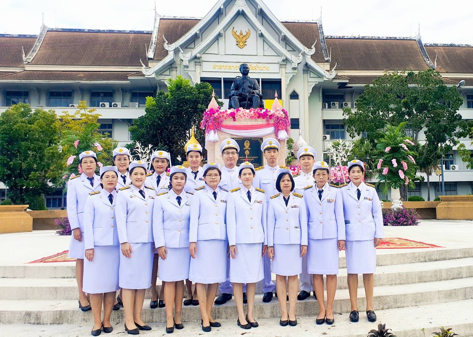 คณะเจ้าหน้าที่ข้าราชการโรงพยาบาลมะเร็งลำปาง ร่วมพิธีวันคล้ายวันสวรรคตพระบาทสมเด็จพระจุลจอมเกล้าเจ้าอยู่หัว ประจำปี 2568