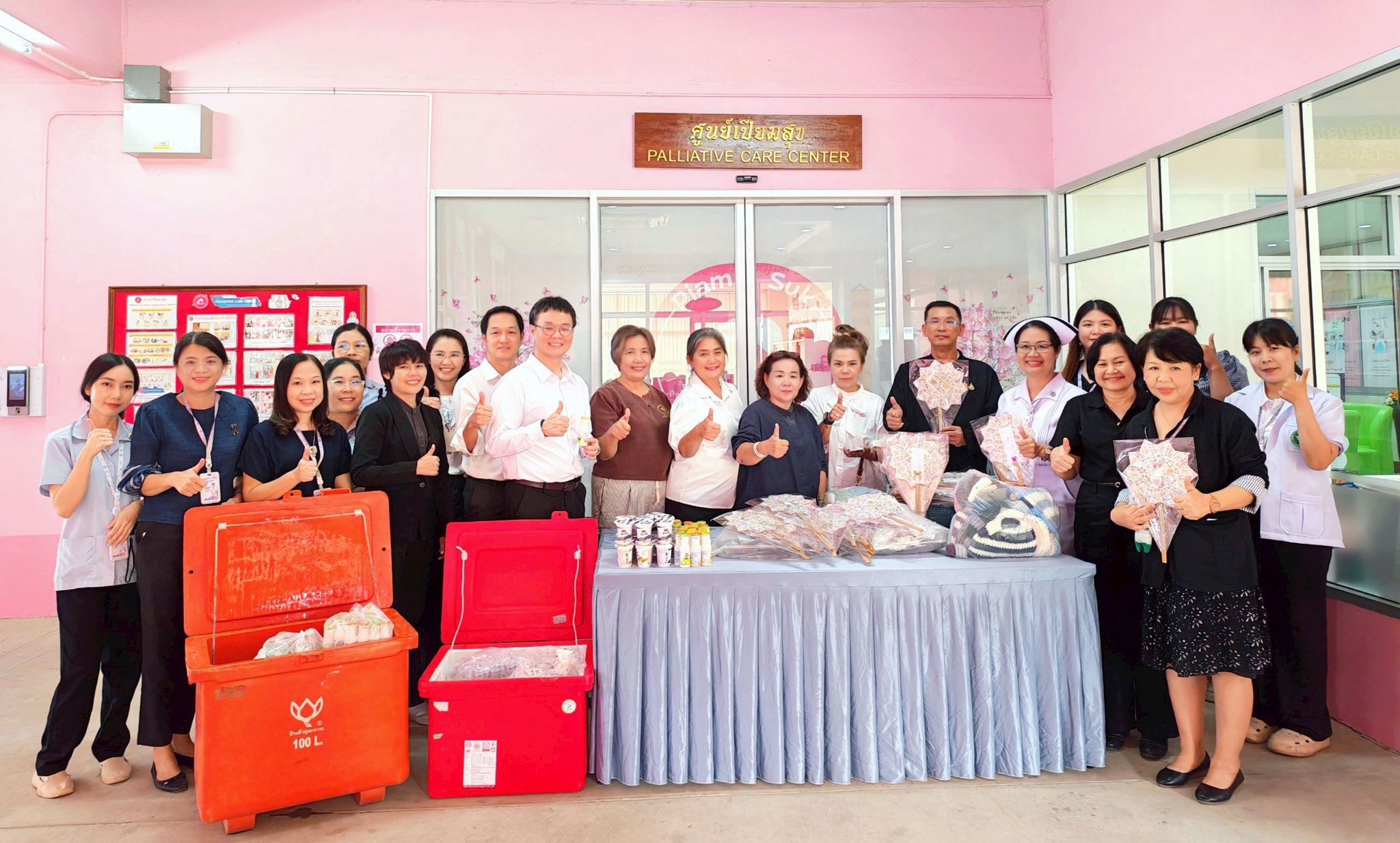 นายวิบูรณ์ แววบัณฑิต ผู้ว่าราชการจังหวัดลำปางและเครือข่าย จ.น่าน มอบหมวกไหมพรม จำนวน 100 ใบ และนมสดไทยเดนมาร์ก ให้แก่ผู้ป่วยและเจ้าหน้าที่โรงพยาบาลมะเ...