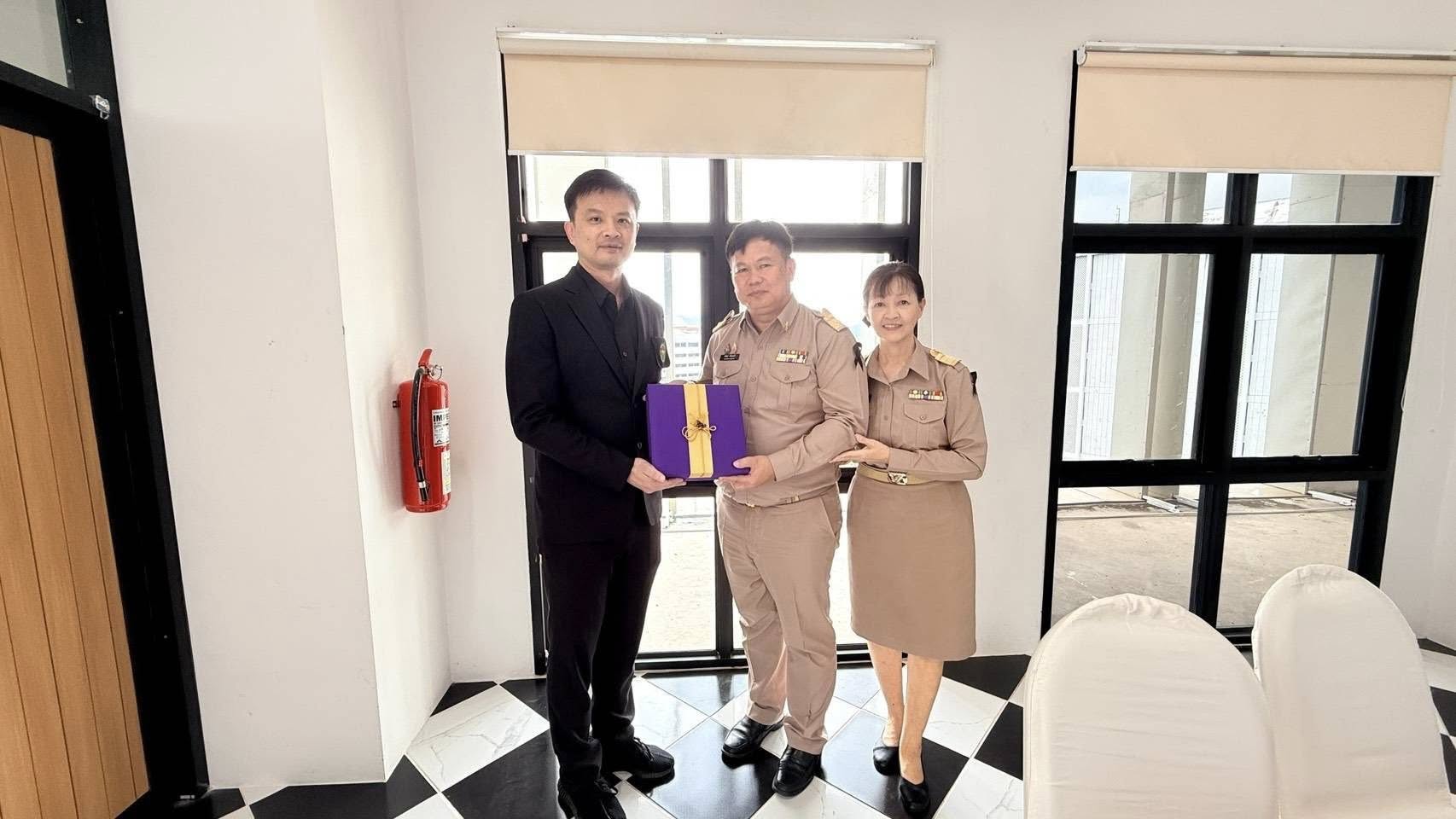 นายแพทย์รวินท์ อิงศิโรรัตน์ ผู้อำนวยการโรงพยาบาลมะเร็งลำปาง เข้ามอบของที่ระลึกเพื่อร่วมแสดงความยินดีแก่นายแพทย์ทวีรัชต์ ศรีกุลวงศ์ เนื่องในโอกาสได้รับ...